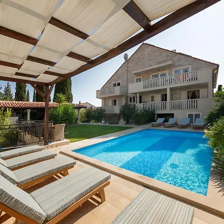 Pensión Mediterranea 4*